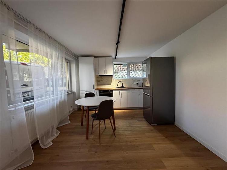 Apartament cu 3 camere semidecomandat, mobilat în Europa