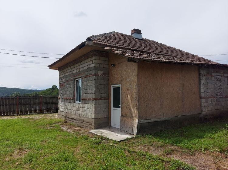 Casă cu 4 camere cu Teren 405 Mp în Bascov