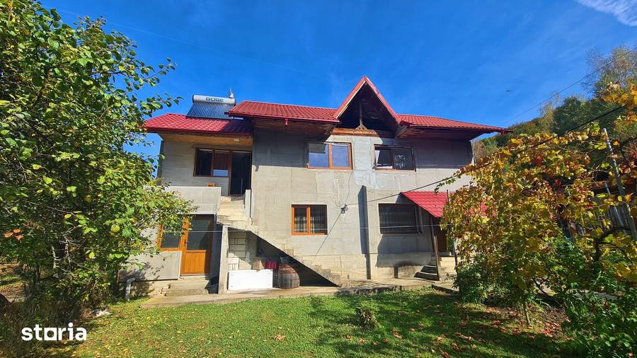 Casă cu 5 camere cu Teren 10706 Mp în Central