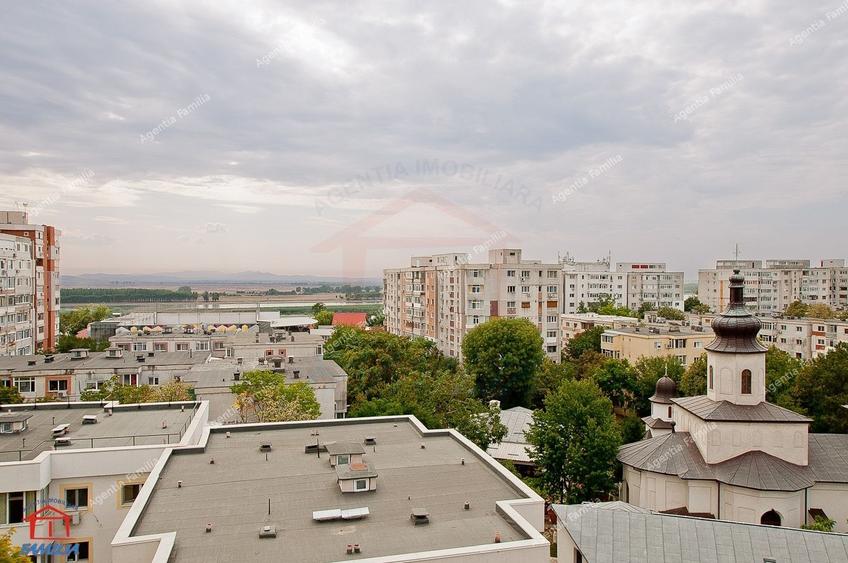 Penthouse cu 3 camere decomandat în Mazepa 1