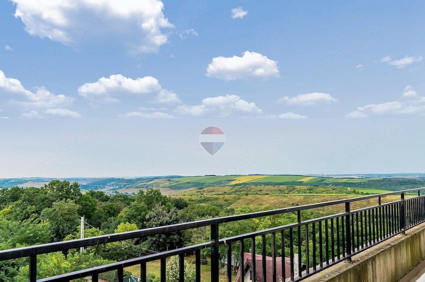 Apartament cu 5 camere decomandat în Breazu