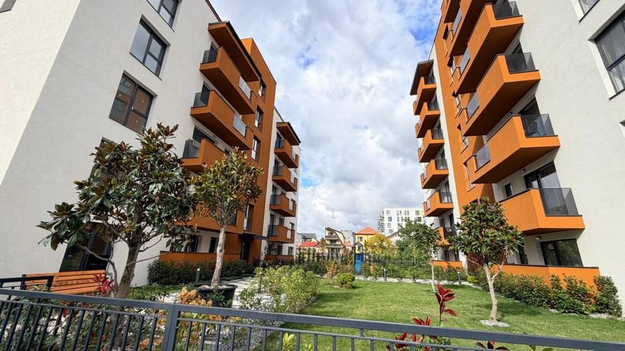 Apartament cu 3 camere semidecomandat, mobilat în Între Lacuri