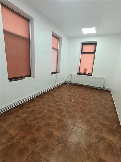 Casă individuală cu 3 camere cu Canalizare în Central