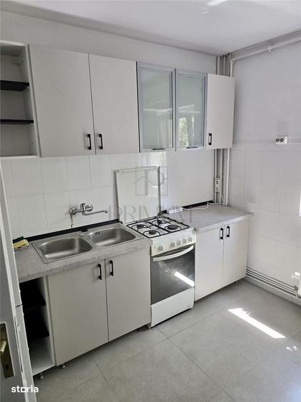 Apartament cu 3 camere decomandat în Medicină