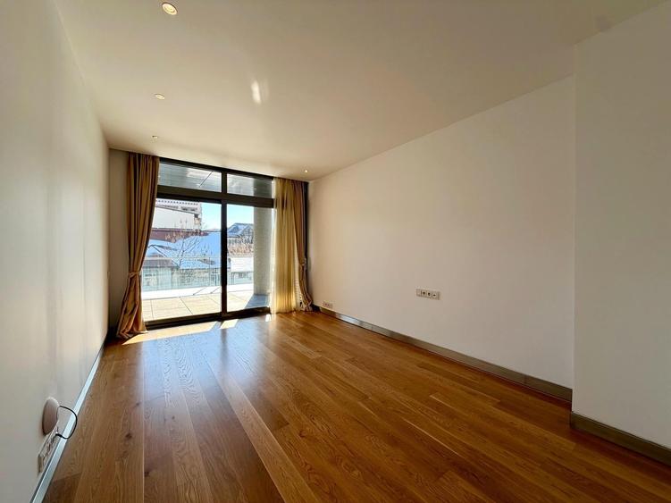 Apartament cu 4 camere decomandat în Kiseleff