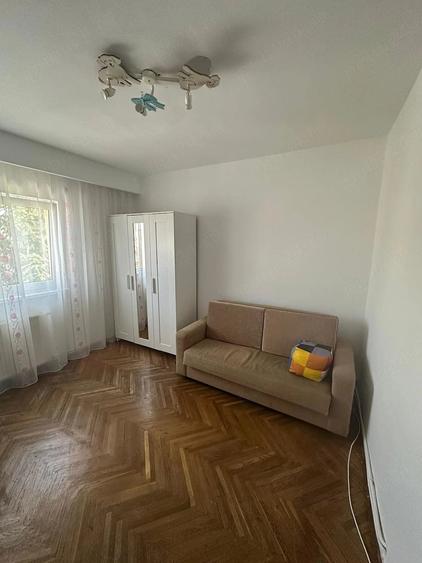 Apartament cu 3 camere decomandat, mobilat în Sud
