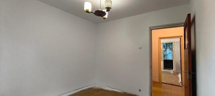 Apartament cu 3 camere semidecomandat în Berceni
