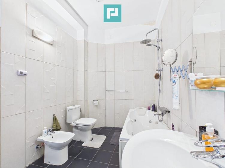 Apartament cu 3 camere semidecomandat, mobilat în Central