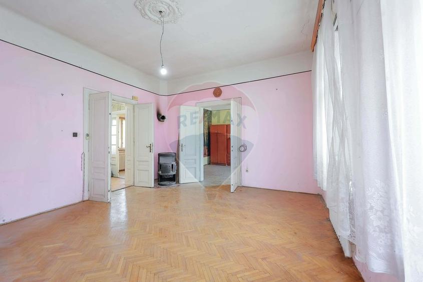 Apartament cu 4 camere semidecomandat în Central