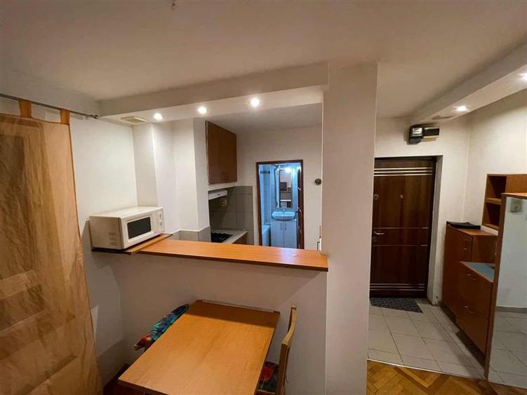 Garsonieră decomandată, mobilată în Central