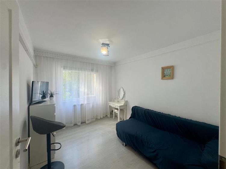 Apartament cu 3 camere decomandat, mobilat în Nicolina