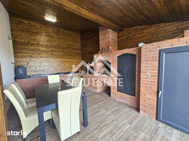 Casă cu 5 camere cu Teren 670 Mp în Roșia