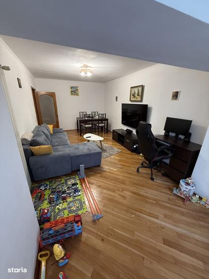 Apartament cu 3 camere decomandat în Lacul Tei