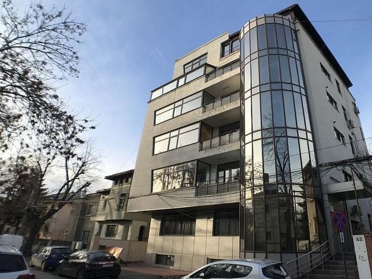 Birou, de 200 mp, în Arcul de Triumf