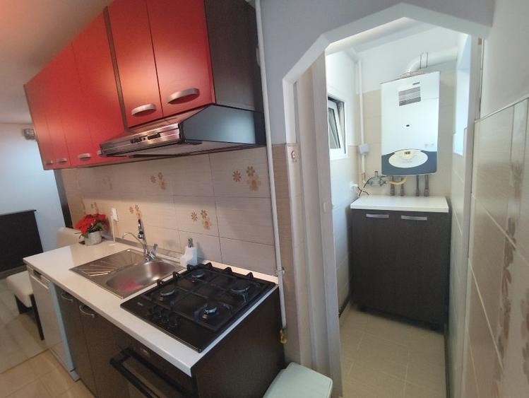 Apartament cu 3 camere semidecomandat, mobilat în Tractorul