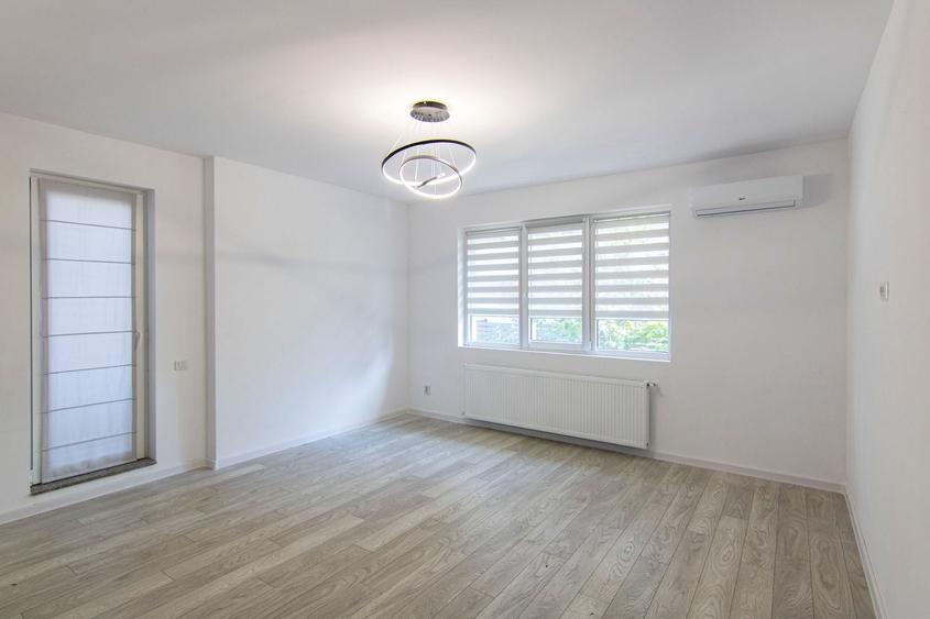 Apartament cu 3 camere semidecomandat în Drumul Taberei