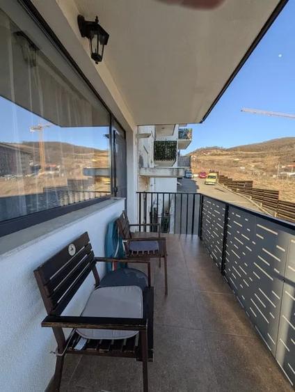 Apartament cu 3 camere semidecomandat, mobilat în Florești