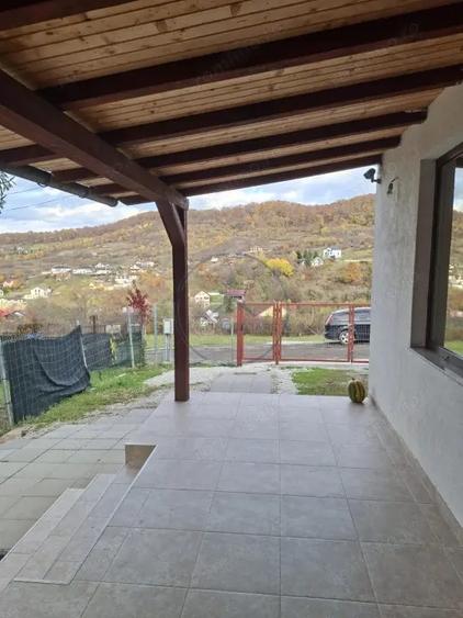 Casă cu 3 camere cu Canalizare în Central