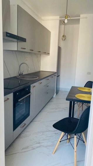 Garsonieră decomandată în Roșu