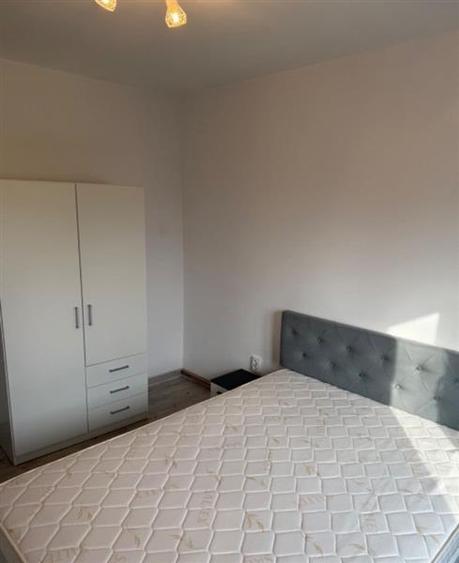 Apartament cu 3 camere decomandat în Tractorul