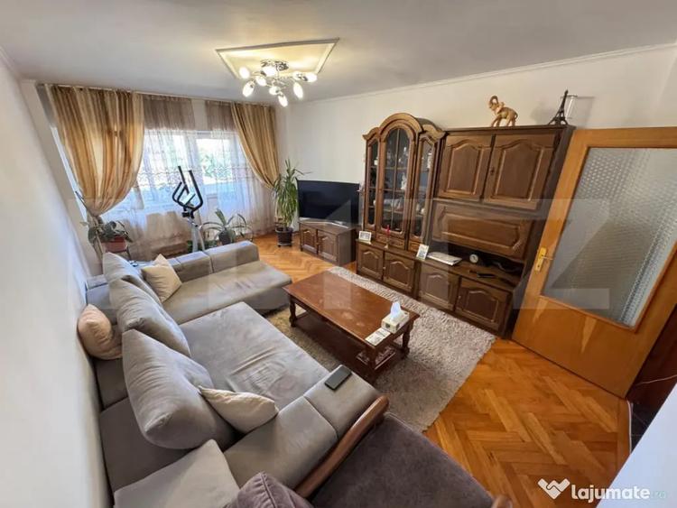 Apartament cu 3 camere decomandat în Micro 11