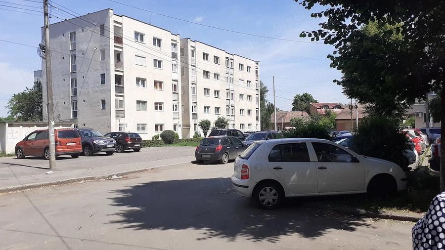 Dau in chirie garsoniera la parter din et.4 in bloc de garsoniere in cartierul Dambul Pietros. - 1