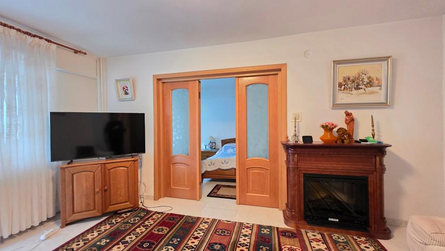 Apartament cu 3 camere semidecomandat în Calea Moroieni