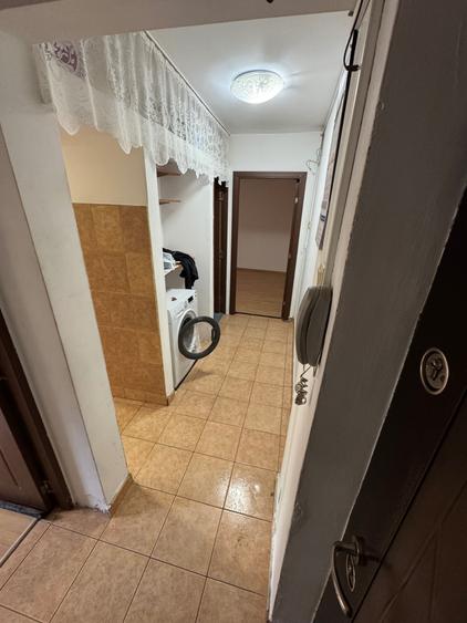 Apartament cu 3 camere semidecomandat în Dacia