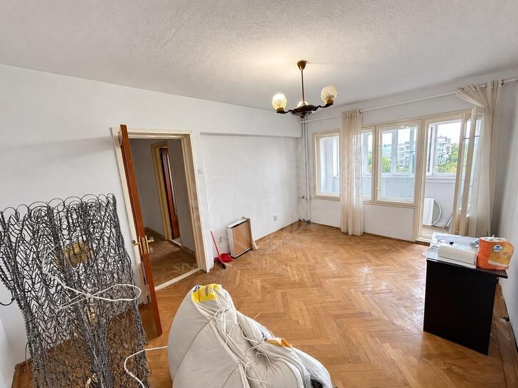 Apartament cu 4 camere decomandat în Sud