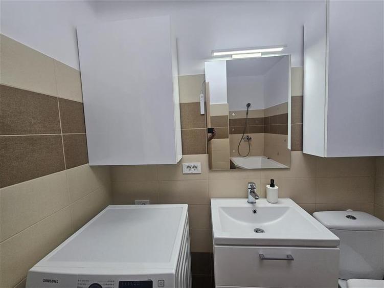 Apartament cu 3 camere semidecomandat, mobilat în Central
