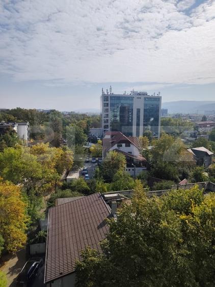 Apartament cu 3 camere semidecomandat, mobilat în Tătărași