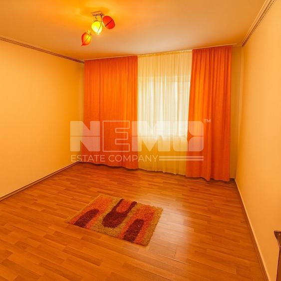 Apartament cu 3 camere semidecomandat în Central