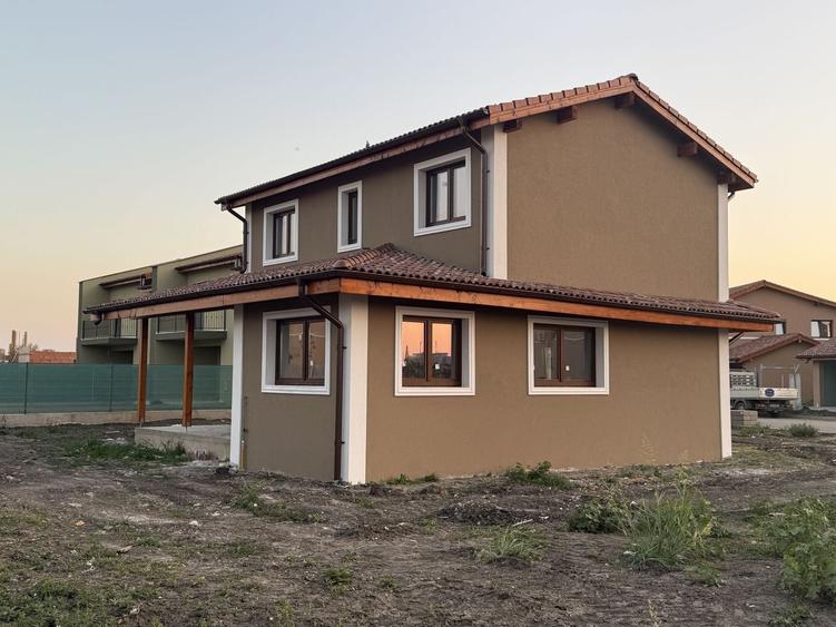 Casă individuală cu 4 camere cu Canalizare în Săcălaz