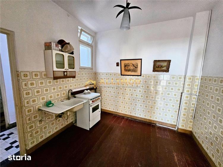 Casă cu 4 camere semidecomandat cu Teren 274 Mp în Ana Ipătescu