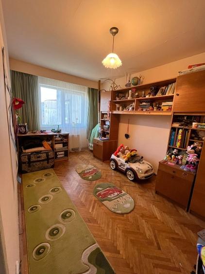 Apartament cu 4 camere semidecomandat în Gojdu