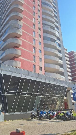 Spațiu comercial, de 1,072 mp, în Jiului