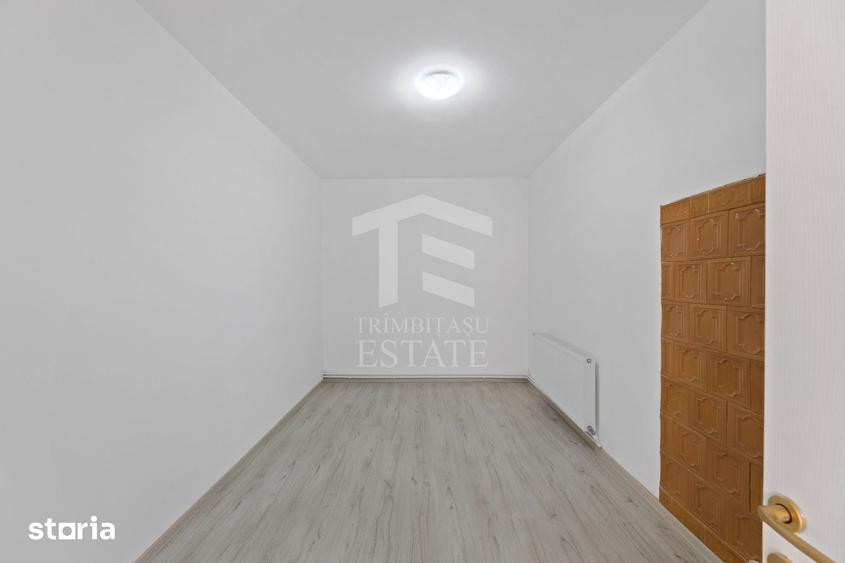 Casă cu 8 camere cu Teren 1446 Mp în Livada
