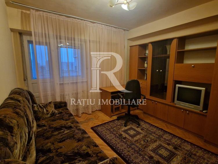 Apartament cu 4 camere decomandat, mobilat în Decebal
