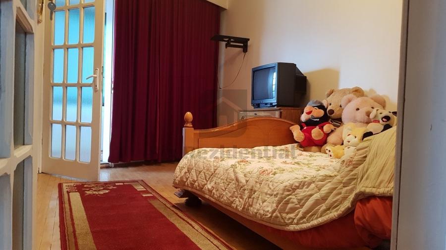 Casă individuală cu 9 camere cu Canalizare în Central