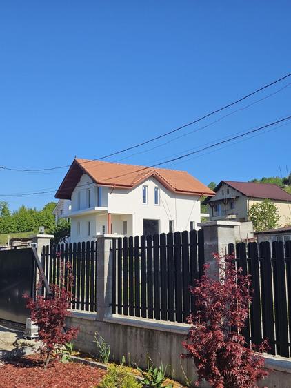 Casă cu 4 camere în Tăuții de Sus