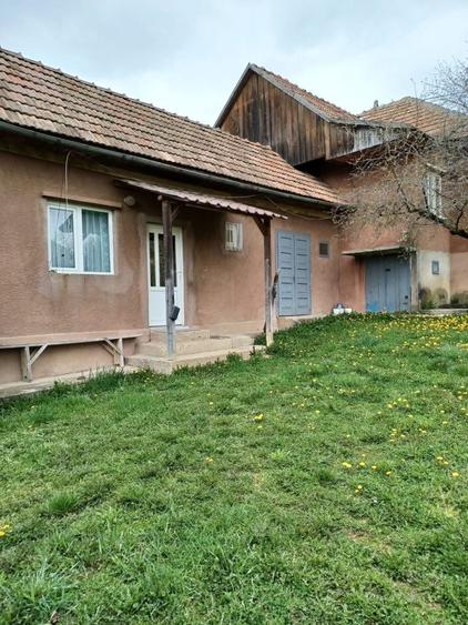 Casă cu 4 camere în Almașu
