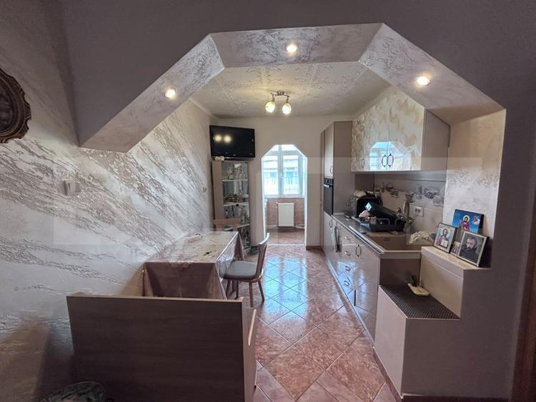 Apartament cu 3 camere decomandat, mobilat în Central