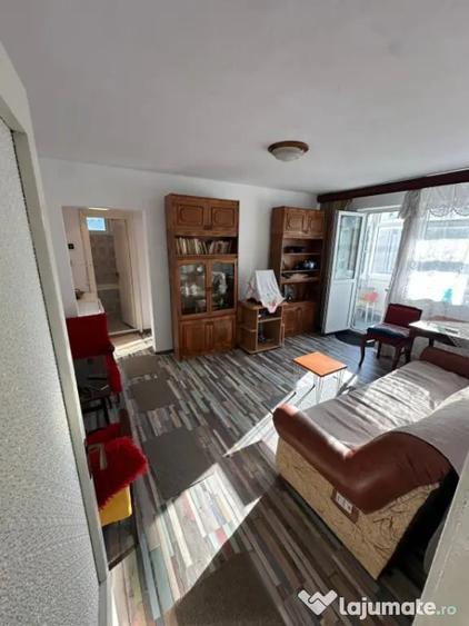 Apartament cu 3 camere semidecomandat în Central