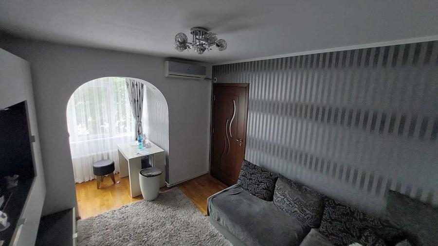 Apartament cu 3 camere semidecomandat în Central