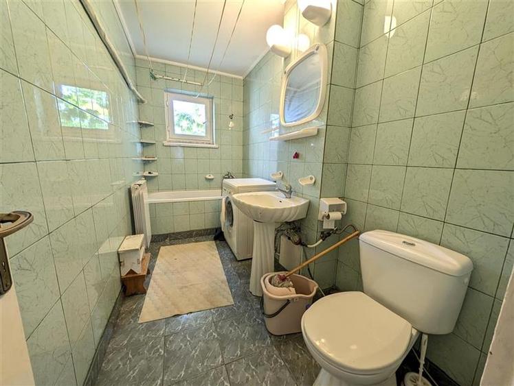 Apartament cu 3 camere decomandat în Cornișa