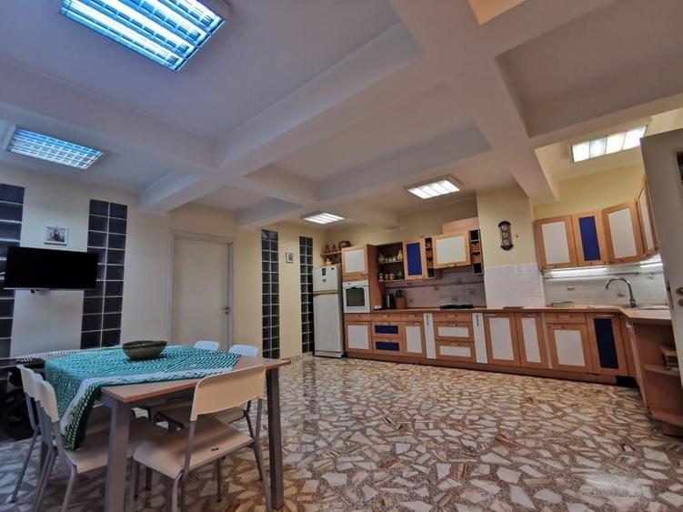 Casă individuală cu 8 camere cu Piscina în Domnești