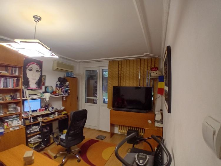 Apartament cu 3 camere decomandat în Berceni