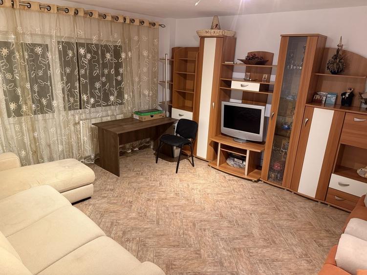 Apartament cu 3 camere decomandat în Exterior Vest