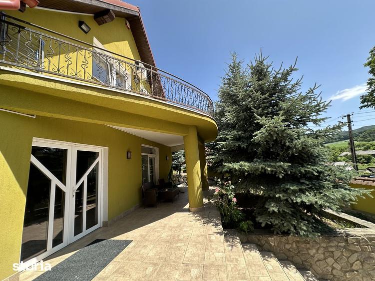 Casă cu 8 camere cu Teren 1110 Mp în Central