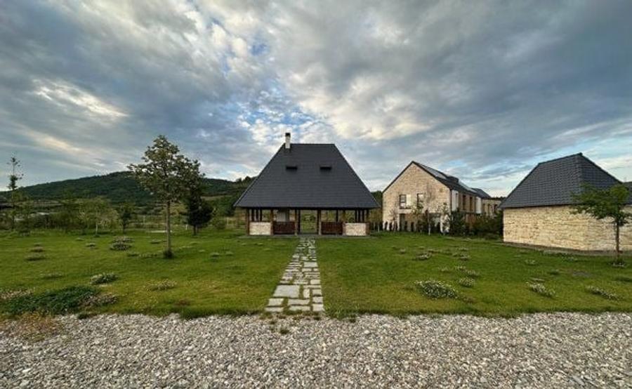 Casă individuală cu 7 camere cu Canalizare în Vultureni